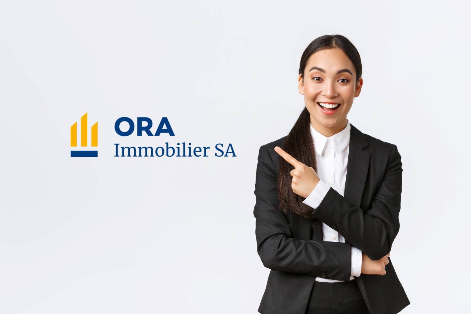 Une collaboratrice présente le logo Ora Immobilier SA