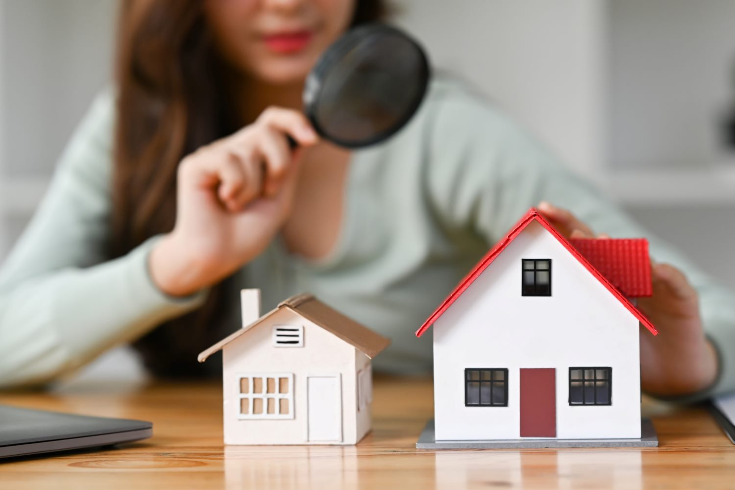 Examen d'une maquette de maison à la loupe
